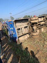 दाङमा यात्रुबहाक बस दुर्घटना हुँदा २२ जना घाइते